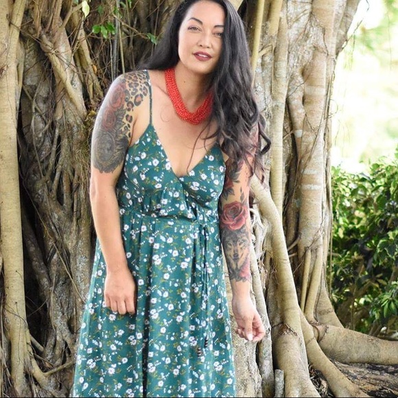 Red Beaded Bib Necklace - Picture 4 of 7